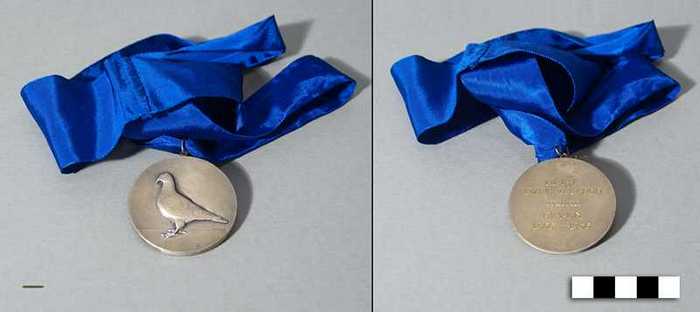 Medaille van de duivensportvereniging 'TWEEVERBOND' aan haar Deken