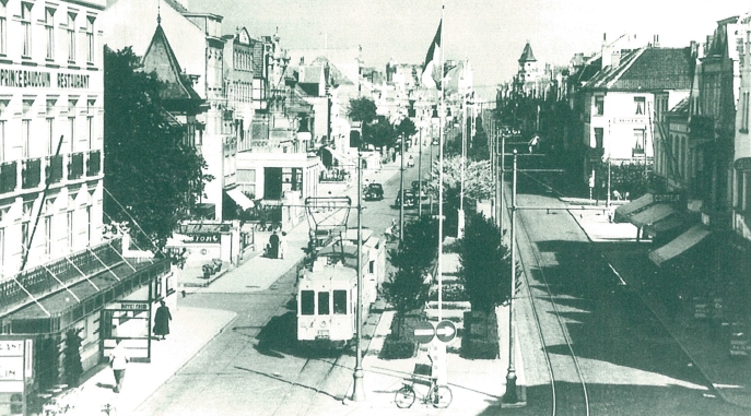 1950 - De electrische tram met bijwagen ter hoogte van het Hôtel Prince Baudouin